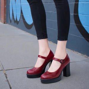 Décolleté con plateau da donna, cinturino con fibbia, punta tonda e tacco alto per la primavera estate