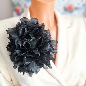 Broche noire Broche grande fleur Broche élégante pour les femmes Cadeau pour elle Broche fleur surdimensionnée noire Corsage d'épaule