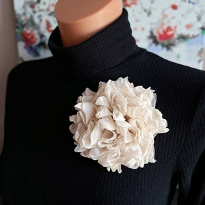 Beige Blumen Brosche Geschenk für Mutter Für Tochter Party Brosche Geschenk für sie Elegante Brosche für Frauen Verschiedene Größen Urlaub Blumenbrosche One small brooch 4"