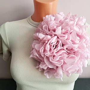 Duża broszka z satyny w kolorze różowym, ręcznie robiona, z wyrazistym wzorem, na ślub