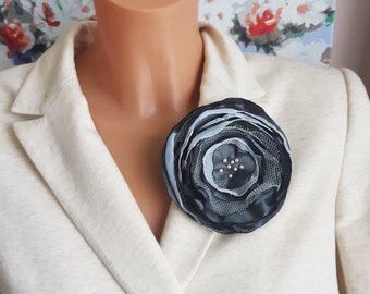 Broche fleur en tissu Broche élégante pour femme Cadeau pour maman Épingles florales grises Fleur artificielle Fleur de mode Épingle en tissu faite à la main