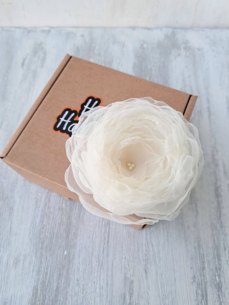 Weiße Blume Brosche Elegante Brosche für Frauen Geschenk für sie Frauen Accessoires Stoff Blume Brosche Süße Brosche Danke Geschenk Bild 2