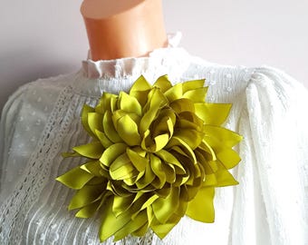 Broche de flor de seda sintética verde lima: broche llamativo de 15 cm, accesorio hecho a mano.