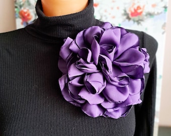 Broche fleur violette Cadeau pour femme Broche fleur en soie Grande broche Broche fleur fête Broche florale élégante Broche week-end Broche ronde