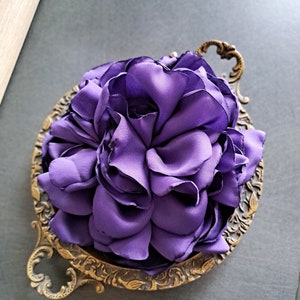 Broche de flor púrpura Regalo para las mujeres Alfiler de flor de seda Broche grande Alfiler de flor de fiesta Alfiler floral elegante Broche de fin de semana Broche redondo imagen 9