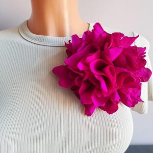 Broche met fuchsiakleurige bloemen, statement-stofspeld, elegante broche voor een jurk