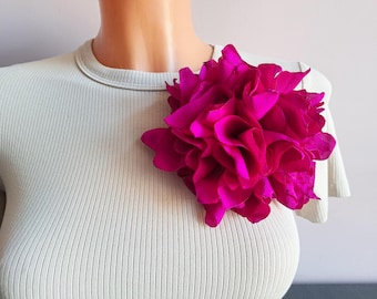 Broche met fuchsiakleurige bloemen, statement-stofspeld, elegante broche voor een jurk