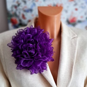 Grande broche de fleur violette Broche élégante pour les femmes Broche de fleur de fête Fleur d’organza Cadeau pour sa broche de fleur surdimensionnée Grande fleur