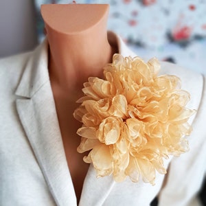 Broche de flor amarilla Alfileres de flores grandes Flor de organza Regalo para mamá Broche de flor de gran tamaño Broche elegante Flor de tela para mujer
