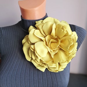 Limoenbloembroche Cadeau voor vrouwen Zijden bloemenspeld Grote broche Feestbloemspeld Elegante bloemenspeld Weekendbroche Ronde broche afbeelding 9