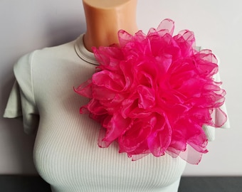 Rosé organzablombrosch 18 cm: Elegant tygnål, festligt accessoar