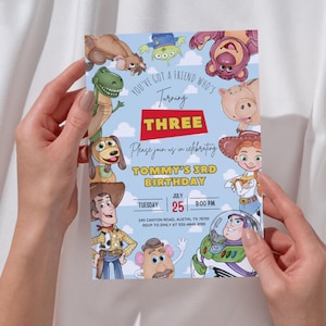 Pode incluir: Um cart&atilde;o de convite de anivers&aacute;rio azul claro com personagens de desenhos animados, incluindo um cowboy, um patrulheiro espacial, um dinossauro e um porco. O texto diz: You've got a friend who's turning THREE, Please join us in celebrating TOMMY'S 3RD BIRTHDAY, TUESDAY JULY 25 9:00 PM, 245 CANYON ROAD, AUSTIN, TX 78701, RSVP TO EMILY AT 555-4048-8190.