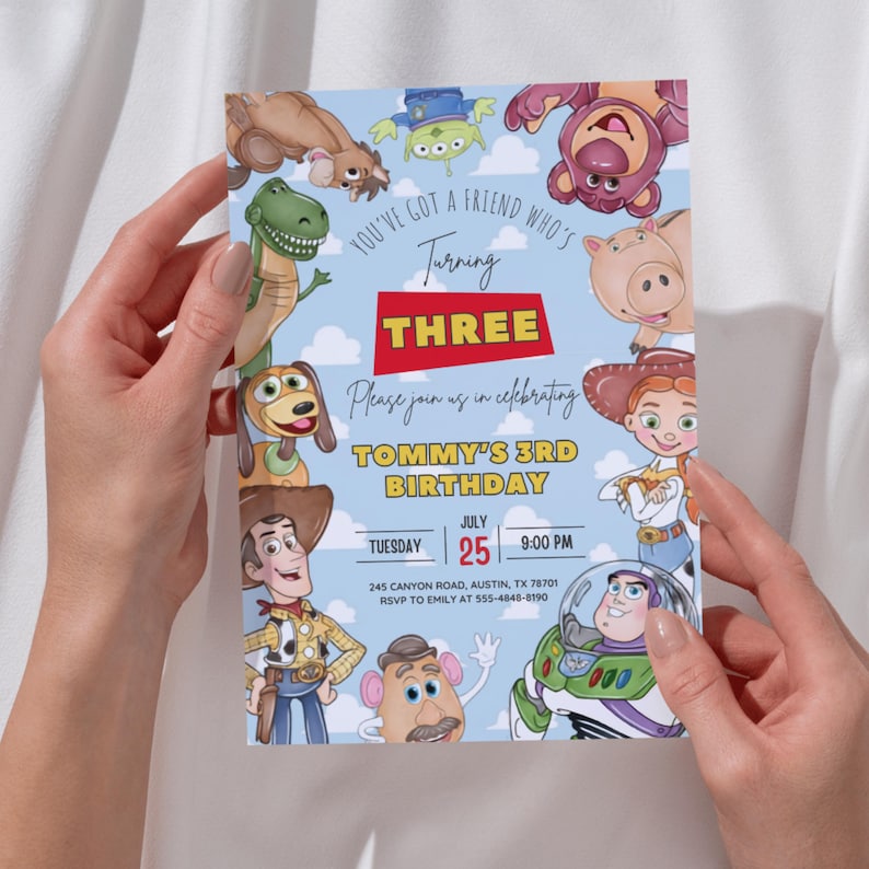 Pode incluir: Um cart&atilde;o de convite de anivers&aacute;rio azul claro com personagens de desenhos animados, incluindo um cowboy, um patrulheiro espacial, um dinossauro e um porco. O texto diz: You've got a friend who's turning THREE, Please join us in celebrating TOMMY'S 3RD BIRTHDAY, TUESDAY JULY 25 9:00 PM, 245 CANYON ROAD, AUSTIN, TX 78701, RSVP TO EMILY AT 555-4048-8190.