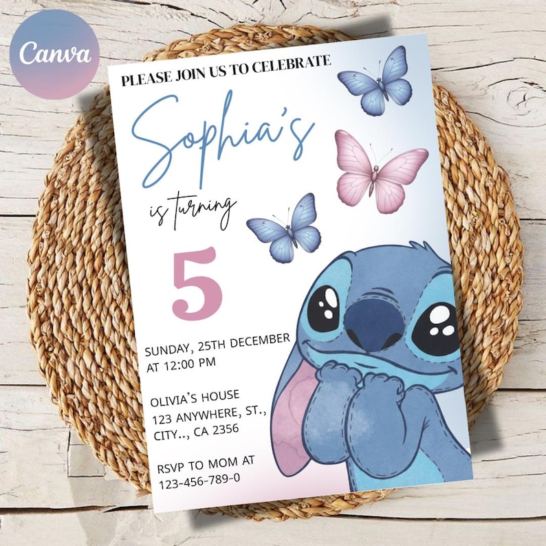 Puede incluir: Una invitaci&oacute;n de cumplea&ntilde;os con el personaje Stitch, mariposas y el texto "Sophia's is turning 5." La invitaci&oacute;n incluye la fecha, hora y lugar de la fiesta. El dise&ntilde;o incorpora colores azul y rosa.