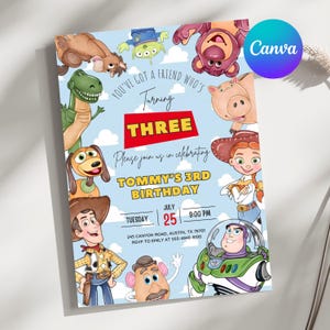 Pode incluir: Um cartão de convite de aniversário azul claro com personagens de desenhos animados, incluindo um cowboy, um patrulheiro espacial, uma cowgirl, um dinossauro e um porco. O texto diz: You've got a friend who's turning THREE, Tommy's 3rd Birthday.