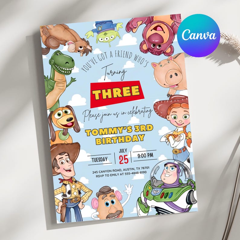 Pode incluir: Um cart&atilde;o de convite de anivers&aacute;rio azul claro com personagens de desenhos animados, incluindo um cowboy, um patrulheiro espacial, uma cowgirl, um dinossauro e um porco. O texto diz: You've got a friend who's turning THREE, Tommy's 3rd Birthday.