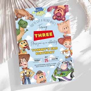Pode incluir: Um cart&atilde;o de convite de anivers&aacute;rio retangular com personagens de Toy Story em um fundo de c&eacute;u azul claro com nuvens brancas. O texto inclui: You've got a friend who's turning THREE, Tommy's 3rd birthday, Tuesday July 25, 9:00 PM, 245 Canyon Road, Austin, TX 78701, RSVP to Emily at 555-4848-8190.