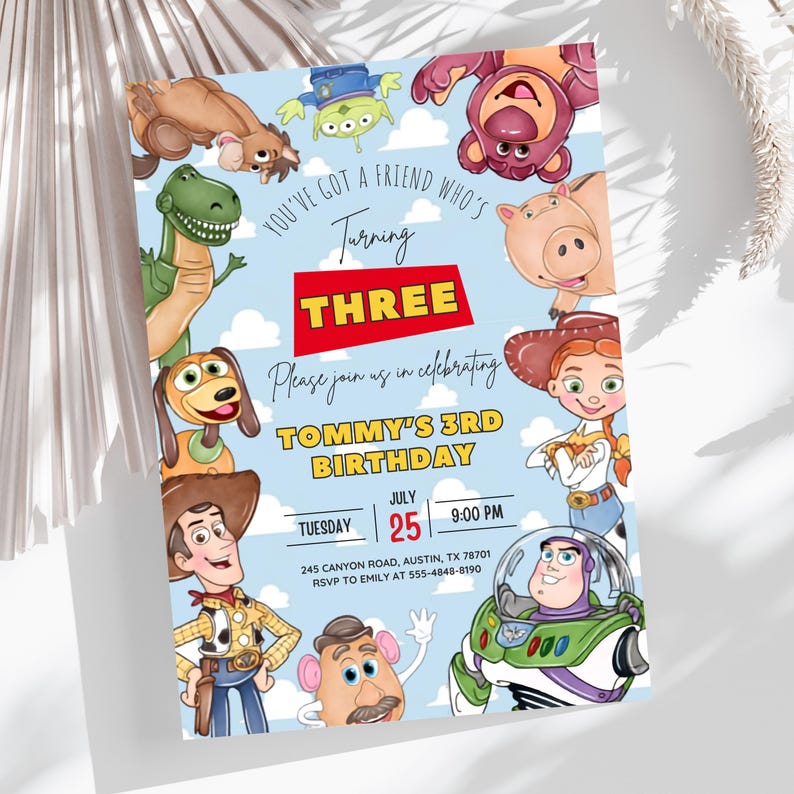 Pode incluir: Um cart&atilde;o de convite de anivers&aacute;rio retangular com personagens de Toy Story em um fundo de c&eacute;u azul claro com nuvens brancas. O texto inclui: You've got a friend who's turning THREE, Tommy's 3rd birthday, Tuesday July 25, 9:00 PM, 245 Canyon Road, Austin, TX 78701, RSVP to Emily at 555-4848-8190.