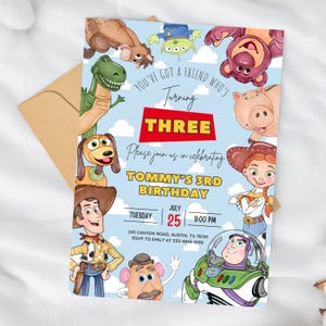 Pode incluir: Um cart&atilde;o de convite de anivers&aacute;rio retangular com fundo de c&eacute;u azul claro, nuvens brancas e v&aacute;rios personagens de desenhos animados. O texto diz: You've got a friend who's turning THREE, Please join us in celebrating, TOMMY'S 3RD BIRTHDAY.