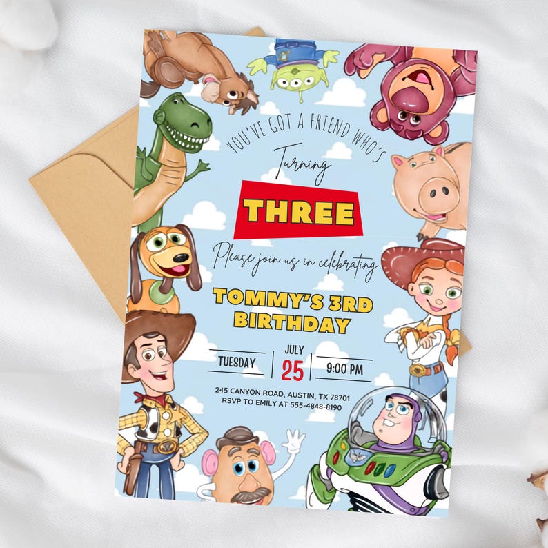 Pode incluir: Um cart&atilde;o de convite de anivers&aacute;rio retangular com fundo de c&eacute;u azul claro, nuvens brancas e v&aacute;rios personagens de desenhos animados. O texto diz: You've got a friend who's turning THREE, Please join us in celebrating, TOMMY'S 3RD BIRTHDAY.