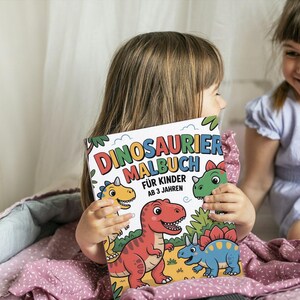 Könnte beinhalten: Ein farbenfrohes Malbuch für Kinder mit dem Titel "DINOSAURIER MALBUCH" mit Cartoon-Dinosauriern. Das Cover zeigt einen roten T-Rex, einen gelben Dinosaurier, einen grünen Dinosaurier und einen blauen Dinosaurier. Das Buch wird von einem Kind gehalten.