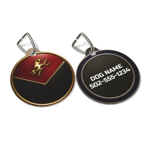Peut inclure: Deux médailles rondes pour chien. L'une présente un motif rouge et noir avec un éclair doré. L'autre est noire avec le texte "DOG NAME" et un numéro de téléphone. Les deux ont une boucle en métal argenté.