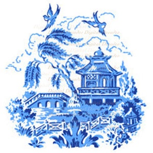 Op de afbeelding: Blauwe en witte illustratie van een Chinese pagode met een brug en een wilgenboom. De scène is omgeven door een hek en bloemen.