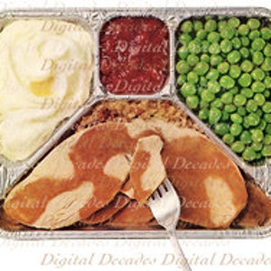 Bandeja de cena congelada para TV con pavo, guisantes y puré de patatas. Archivo digital. Imagen fotográfica de época.