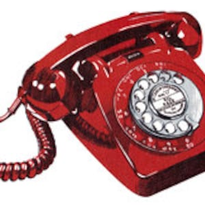 Könnte beinhalten: Ein klassisches rotes Wählscheibentelefon mit einem schwarzen Hörer und einem Spiralkabel. Das Telefon hat ein weißes Zifferblatt mit schwarzen Zahlen und ein weißes Etikett mit der Aufschrift "Made in England".