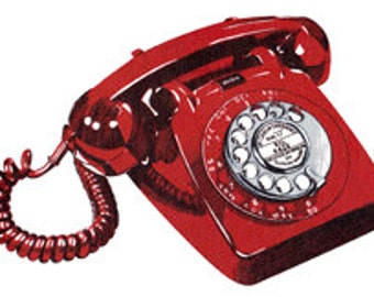 Pode incluir: Um telefone de disco vermelho clássico com um fone de ouvido preto e um cabo espiralado. O telefone tem um dial branco com números pretos e um rótulo branco que diz "Made in England".