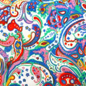 Könnte beinhalten: Ein farbenfroher Paisley-Stoff mit weißem Hintergrund. Das Paisley-Muster ist in den Farben Blau, Rot, Rosa, Grün und Gelb gehalten.