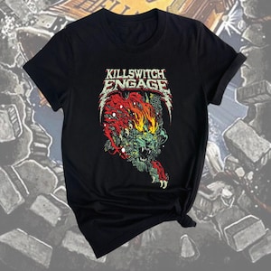 T-shirt in stile metalcore, in cotone pesante, unisex, con un potente design a riff metal, abbigliamento dark rock, regalo perfetto per gli appassionati di musica.