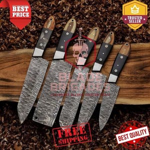 Op de afbeelding: Set van zes Damascus stalen messen met houten handvatten en zilveren bladen. De handvatten zijn zwart met zilveren klinknagels en een lichtbruine houten bovenkant. De bladen hebben een uniek patroon. De tekst "Beste prijs", "Vertrouwde verkoper", "Gratis verzending" en "Beste kwaliteit".