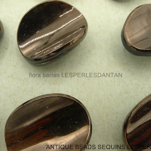 12 anciens boutons de verre 2.2x1.7 cm