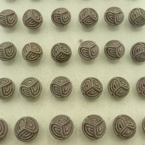 36 anciens boutons de verre 1.1 cm