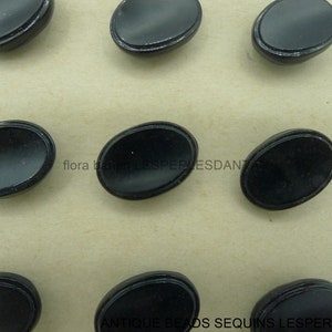 24 anciens boutons de verre 1.5x1.1 cm