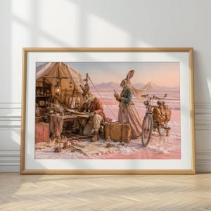 Peut inclure: Une impression d'art encadrée représentant deux lapins anthropomorphes dans un paysage désertique. Un lapin est assis à un bureau en bois sous une tente, tandis que l'autre se tient près d'un vélo avec un sac en cuir, des lanternes et des bagages.