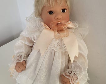 Boneca de artista Reva Schick ‘PRIMEIRA MORTA (Acordada) - Beleza’ de Lee Middleton, 20 polegadas