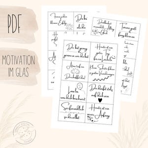 Puede incluir: Impresión digital con citas motivacionales manuscritas en negro sobre cuadrados blancos. También se ven las palabras "PDF" y "MOTIVATION IM GLAS". Imagen minimalista, ideal para decoración.