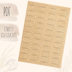 Puede incluir: Una hoja de etiquetas de papel kraft con el texto "ICH LEUCHTE" en un diseño de banner, cada una con un icono de bombilla. Las etiquetas están dispuestas en filas y columnas. También son visibles las palabras "PDF" y "ETIKETT ICH LEUCHTE".