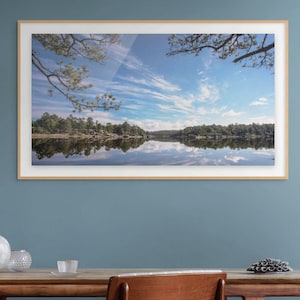 Puede incluir: Una taza de cerámica blanca con un asa negra y el texto "But First, Coffee" en negrita negra. La taza está sobre una superficie de madera. La taza mide 10 cm de alto.