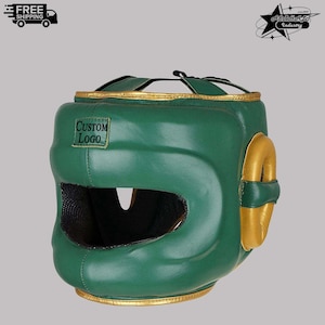 Puede incluir: Casco de boxeo verde con detalles dorados. Cuenta con un parche con logotipo personalizado y protección bucal de malla. Diseñado para protección en boxeo y deportes de combate, con detalles dorados.