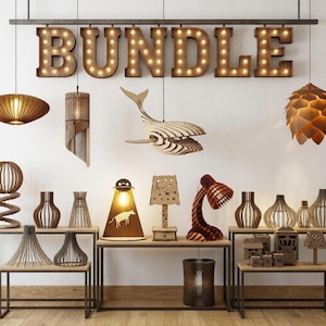 Puede incluir: Exhibición de varias lámparas y objetos decorativos de madera, incluyendo lámparas colgantes, de mesa y jarrones decorativos. La palabra "BUNDLE" está escrita en letras grandes e iluminadas. Las lámparas tienen varias formas y tamaños, con luz cálida.
