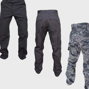 Puede incluir: Se muestran tres pares de pantalones cargo. Uno es negro liso, otro gris oscuro y el tercero presenta un patrón de camuflaje gris. Todos los pantalones tienen múltiples bolsillos y un diseño clásico.