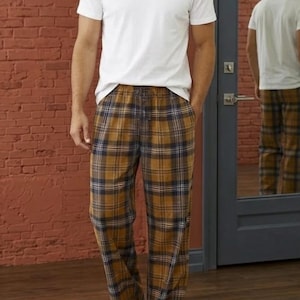 Puede incluir: Un juego de tres tazas de cerámica con un acabado moteado y mate. Las tazas son de color crema, gris claro y gris oscuro. Cada taza tiene un diseño simple y moderno y un asa redondeada.