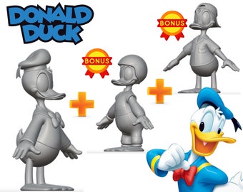 Puede incluir: Tres figuras de Donald Duck impresas en 3D en gris, en diferentes poses. Las figuras llevan diferentes atuendos, incluyendo un gorro de marinero, un casco y una gorra de béisbol. La imagen también incluye un dibujo animado de Donald Duck con una camisa de marinero azul y una corbata de lazo roja.