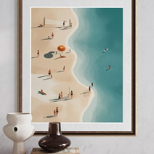 Könnte beinhalten: Gerahmter Kunstdruck, der eine Strandszene mit Menschen zeigt. Das Kunstwerk zeigt ein Volleyballnetz, einen orangefarbenen Sonnenschirm und Figuren, die im türkisfarbenen Meer schwimmen. Der Strand ist hellbeige.