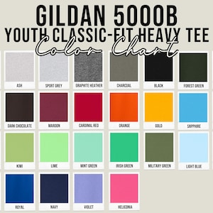 Pu&ograve; includere: Tabella colori per Gildan 5000B Youth Classic-Fit Heavy Tee. La tabella mostra una variet&agrave; di colori, tra cui bianco, cenere, grigio sportivo, grafite m&eacute;lange, carbone, nero, verde foresta e viola. Altri colori includono rosso, cioccolato fondente, bordeaux, rosso cardinale, arancione, oro, zaffiro e rosa chiaro.