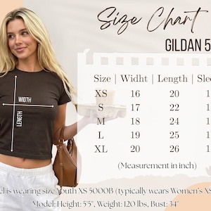 Pu&ograve; includere: Tabella delle taglie per una t-shirt Gildan 5000B, con misure in pollici per le taglie XS-XL. La tabella include misure di larghezza, lunghezza e manica. Una modella indossa una maglietta Youth XS. La modella &egrave; alta 165 cm, pesa 54 kg e ha un busto di 86 cm.