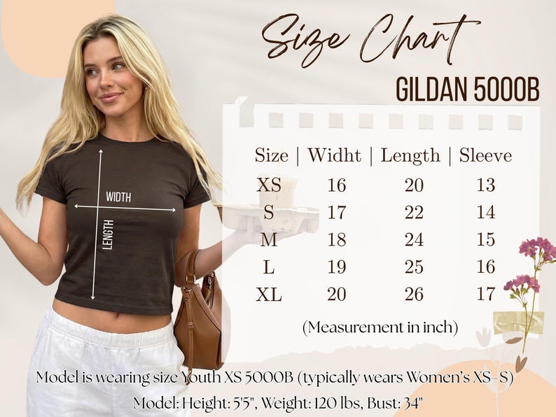 Pu&ograve; includere: Tabella delle taglie per una t-shirt Gildan 5000B, con misure in pollici per le taglie XS-XL. La tabella include misure di larghezza, lunghezza e manica. Una modella indossa una maglietta Youth XS. La modella &egrave; alta 165 cm, pesa 54 kg e ha un busto di 86 cm.